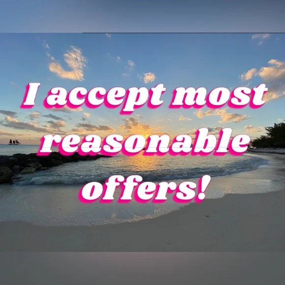 NWT Hollister Women's Straight Leg High Rise Mom Jeans with Floral Patch Design - Picture 13 of 13